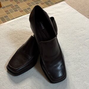 Vintage Bass woman’s Dark Brown Slip-On Loafers7.5 wide